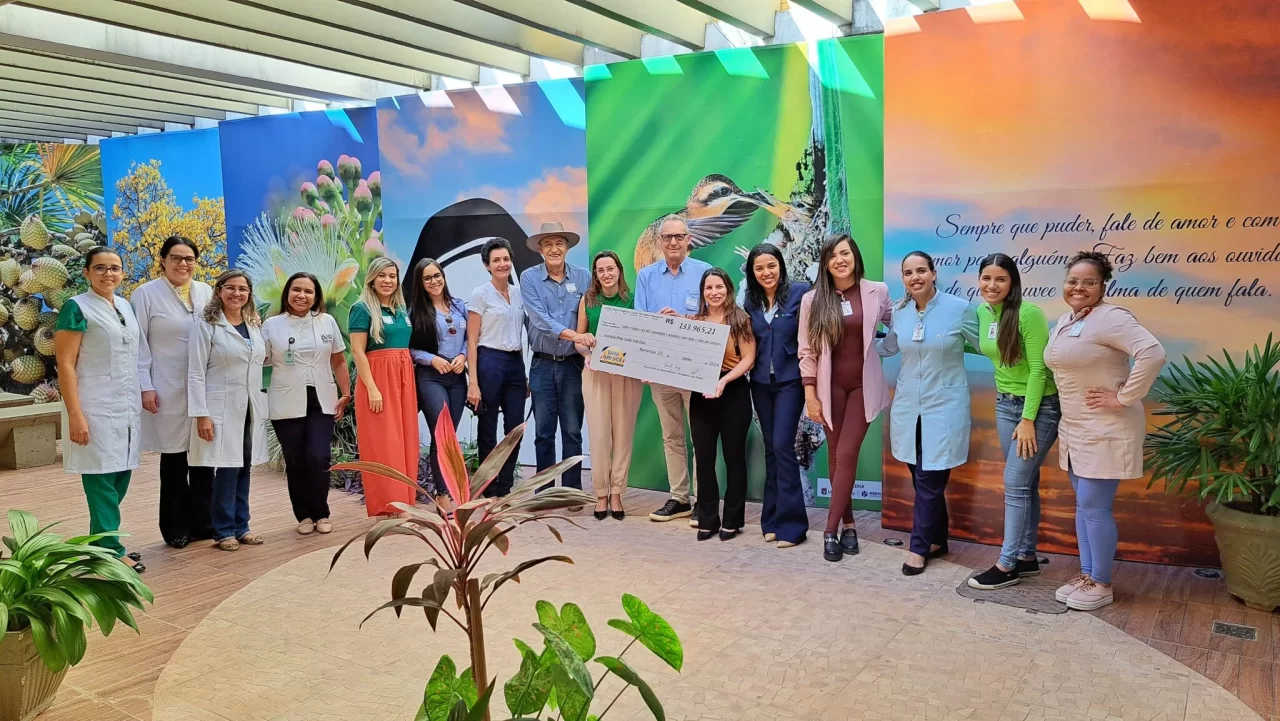 Entrega do ingresso solidário da Bahia Farm Show para obras sociais Irmã Dulce