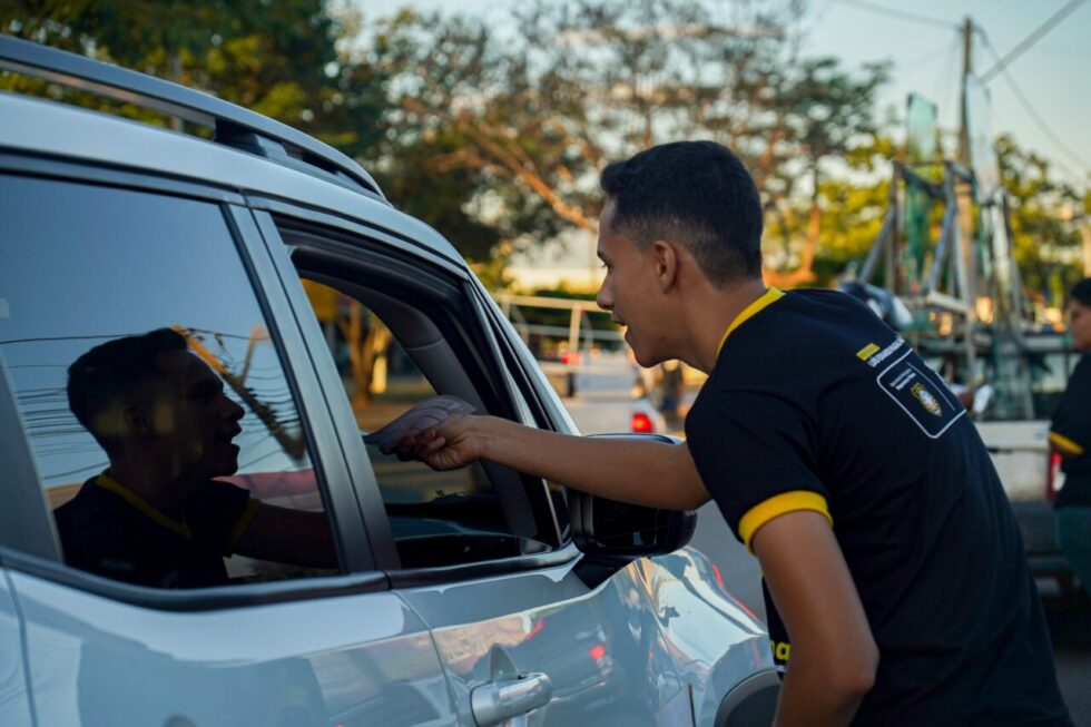 Maio Amarelo: Panfletagem educativa chama atenção para a segurança no trânsito em LEM