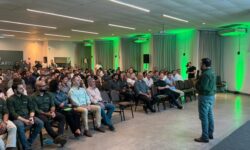 Sicredi leva informações sobre cenário econômico e Plano Safra 25/26 a associados em eventos regionais