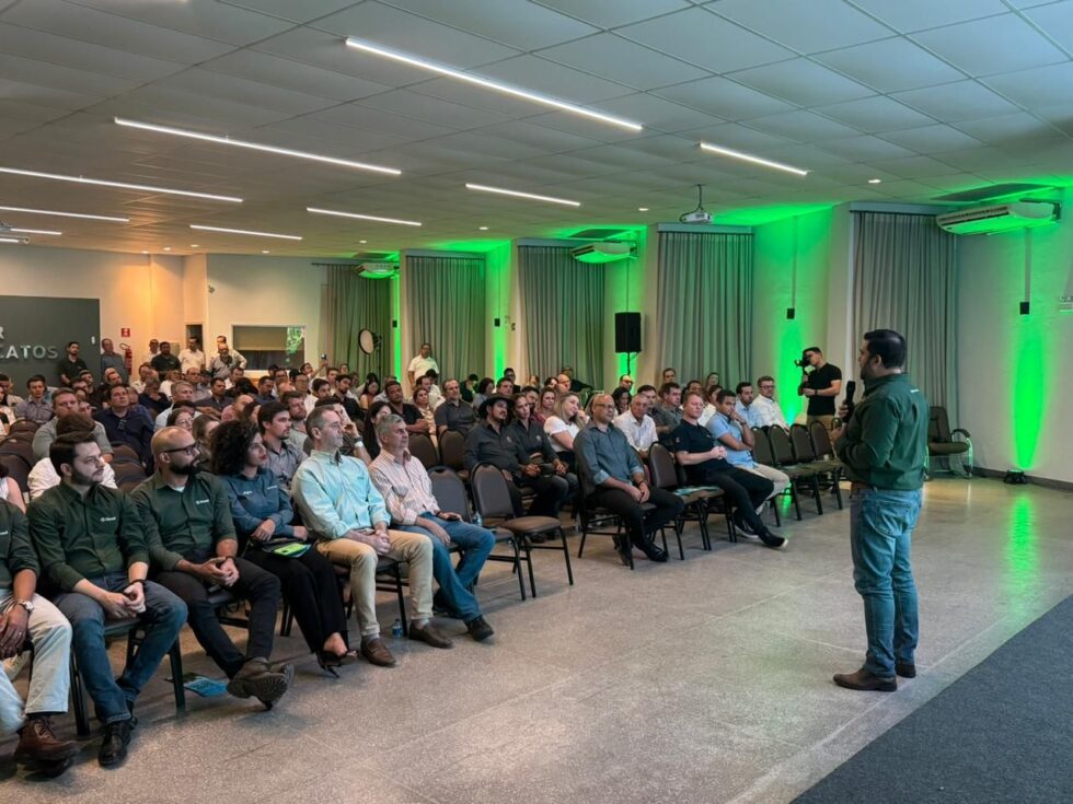 Sicredi leva informações sobre cenário econômico e Plano Safra 25/26 a associados em eventos regionais