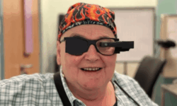 Mulher Retoma Leitura Após Implante Inovador na Retina