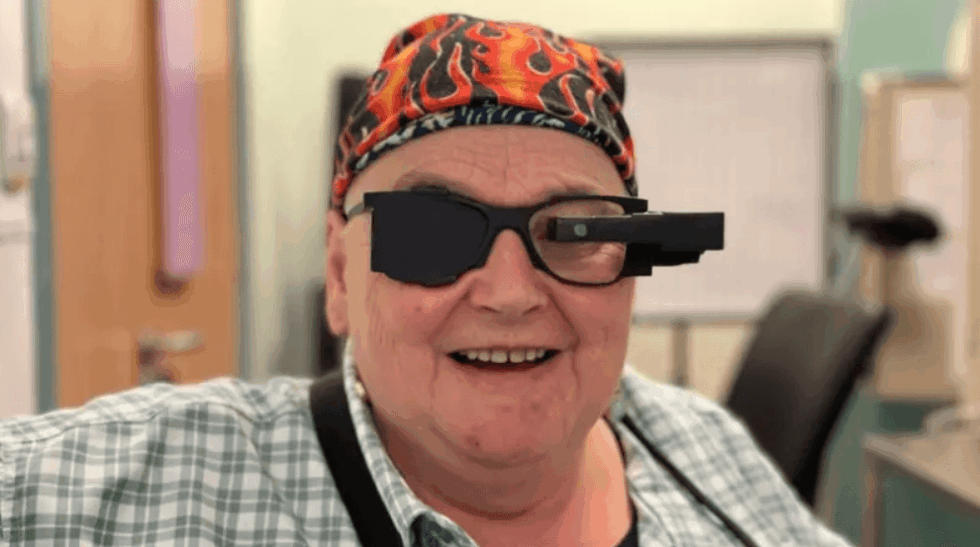 Mulher Retoma Leitura Após Implante Inovador na Retina