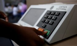 Óculos inteligentes são proibidos na cabine de votação, avisa TSE
