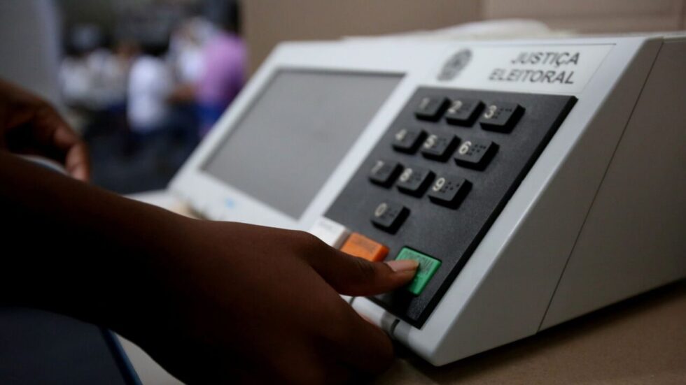 Óculos inteligentes são proibidos na cabine de votação, avisa TSE