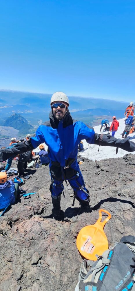 Tiago Perez no topo do vulcão Villarica