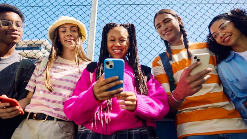 Menores Devem Ficar Fora das Redes Sociais? A Nova Proposta!