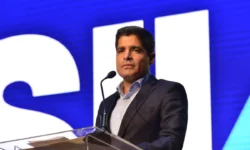 Avião com ACM Neto sofre despressurização e retorna a Salvador